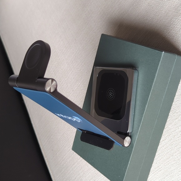 NEW Wireless charger - Picture 3 of 5